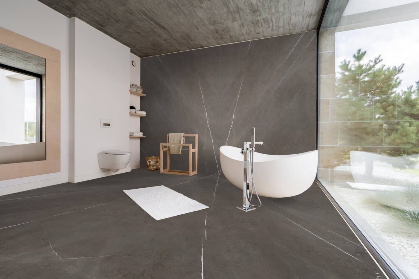Fugenloses Badezimmer nach Maß mit großformatigen Keramikplatten Franko Pietra Dark Brown