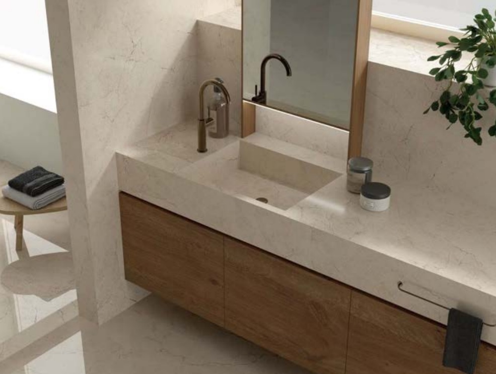Fugenloses Badezimmer nach Maß mit Großformat-Keramik Franko Desert Stone