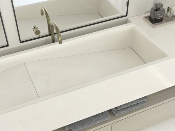 Fugenloses Badezimmer nach Maß mit großformatigen Keramikplatten Franko Cristallo Bianco