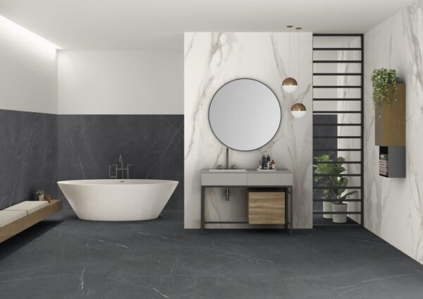 Fugenloses Badezimmer nach Maß mit großformatigen Keramikplatten Franko Statuario Eterno