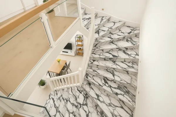 Einläufige Treppe halbgewendelt nach Maß aus Keramik Franko – individuell geplant und gefertigt
