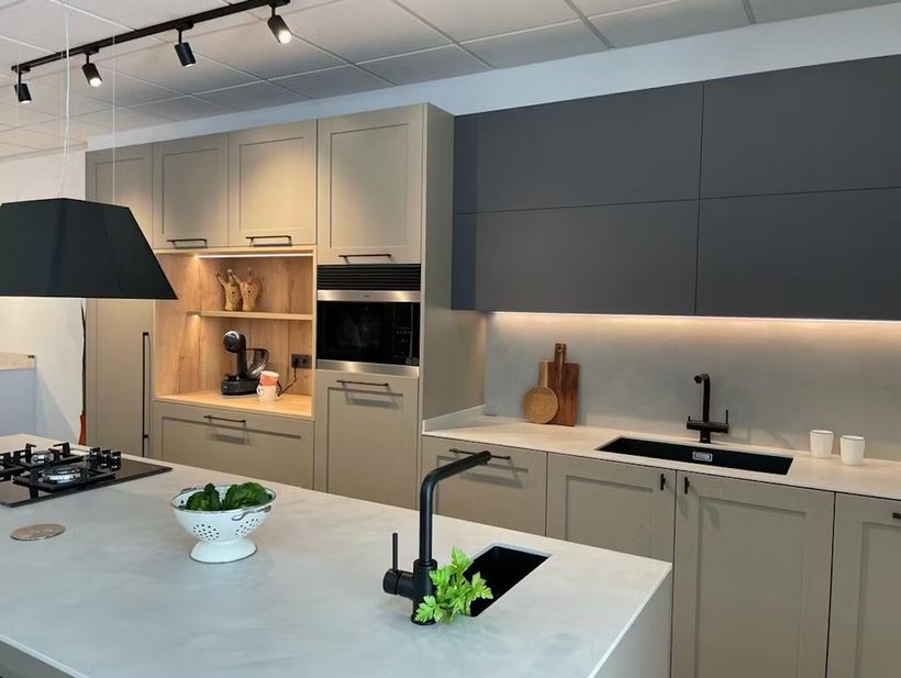 Küchenrückwand (Spritzschutz) aus Keramikplatte Dekton Argentium – matt