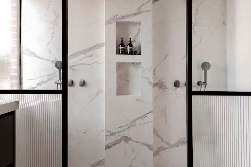 Küchenrückwand (Spritzschutz) aus Keramikplatte Dekton Daze – soft touch