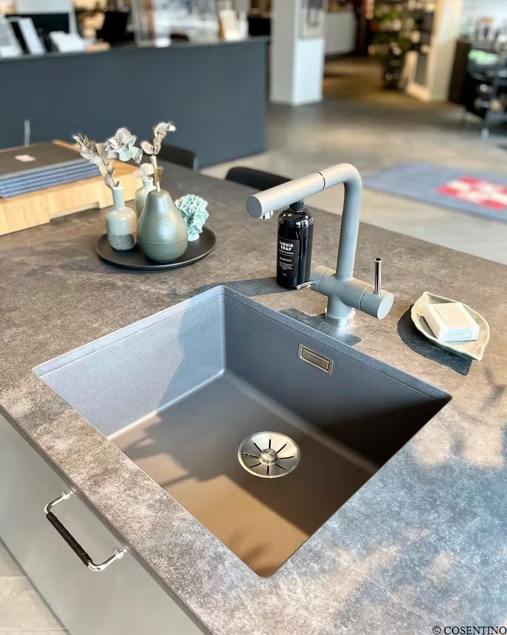 Küchenrückwand (Spritzschutz) aus Keramikplatte Dekton Laos – matt