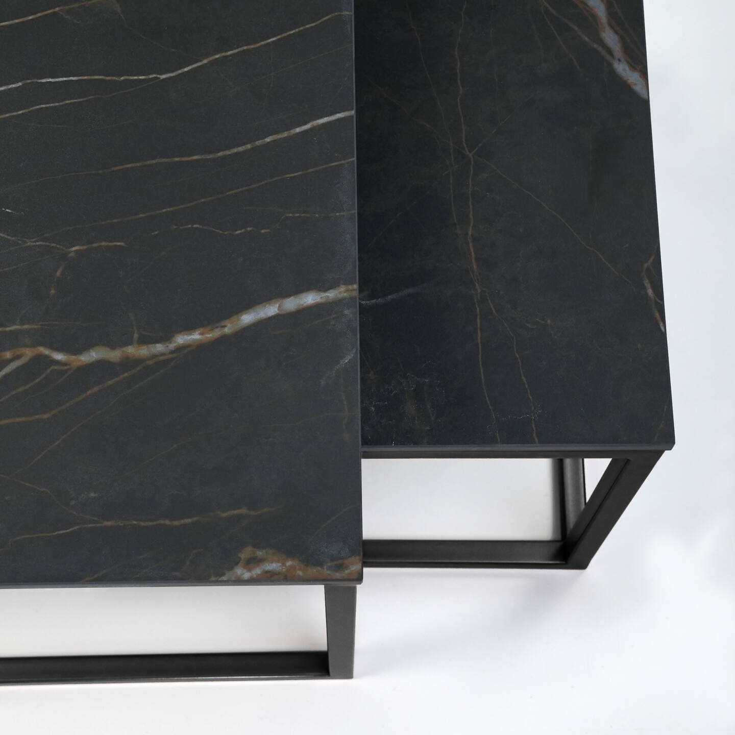 Tisch Franko Kanuhura Keramik Noir Desir 60×60 & 40×40