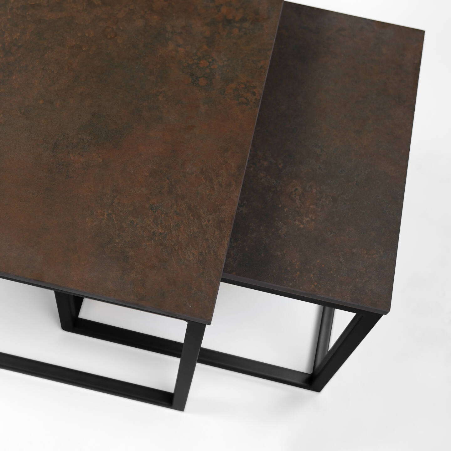 Tisch Franko Kanuhura Keramik Ossido Bruno 60×60 & 40×40