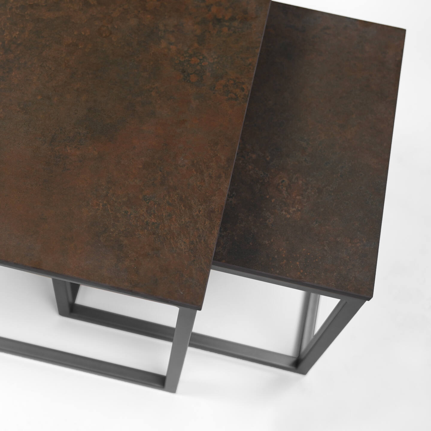 Tisch Franko Kanuhura Keramik Ossido Bruno 60×60 & 40×40