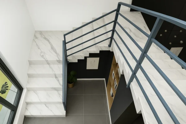 Treppe mit zwei Podesten nach Maß aus Keramik Franko – individuell geplant und gefertigt