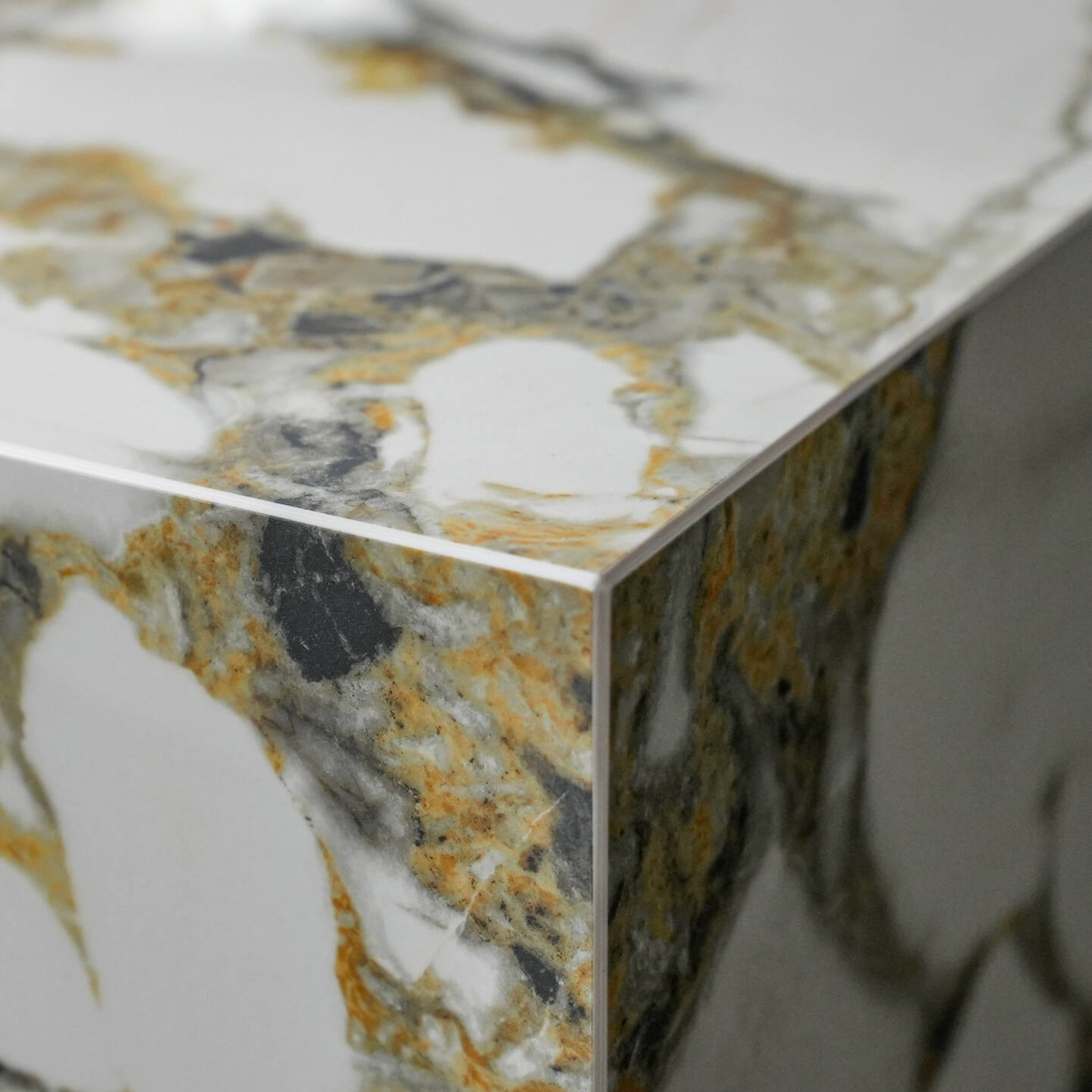 Tisch Franko Neyo aus Franko Keramik Gold Beauty 60×60