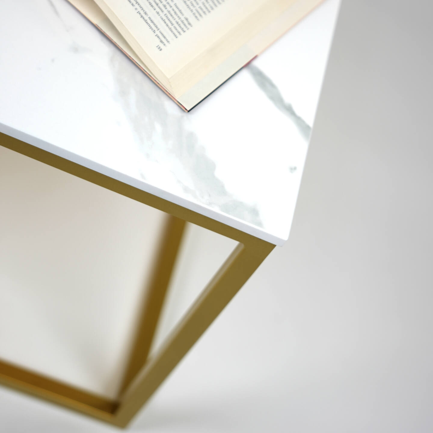 Tisch Franko Lindi aus Franko Keramik Bianco Statuario Venato 80×80