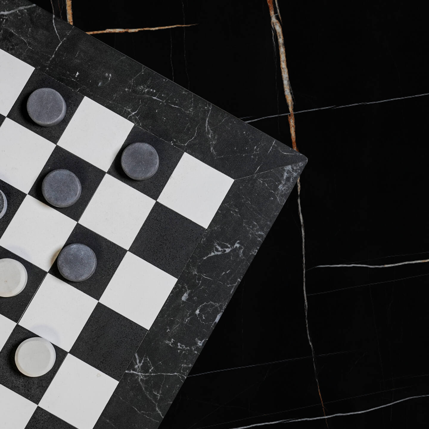 Tisch Franko Neyo aus Franko Keramik Sahara Noir 90×90