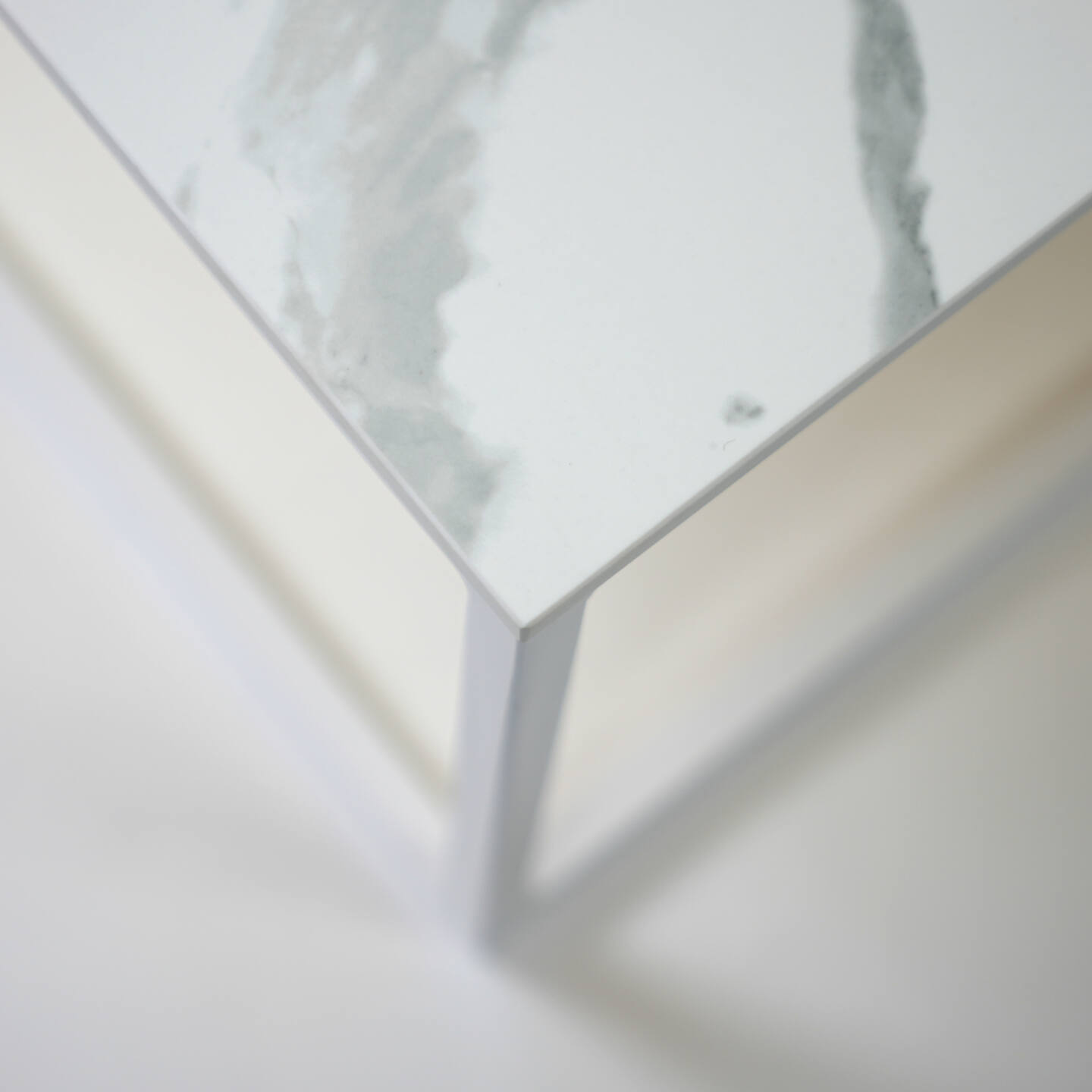 Tisch Franko Lindi aus Franko Keramik Bianco Statuario Venato 80×80