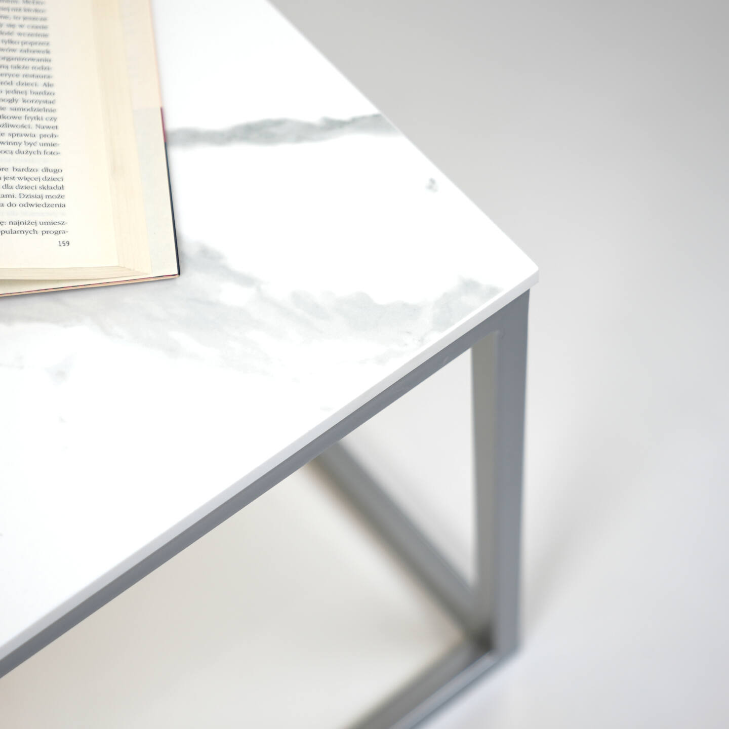 Tisch Franko Lindi aus Franko Keramik Bianco Statuario Venato 80×80