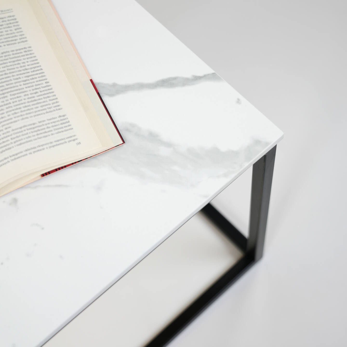 Tisch Franko Lindi aus Franko Keramik Bianco Statuario Venato 80×80