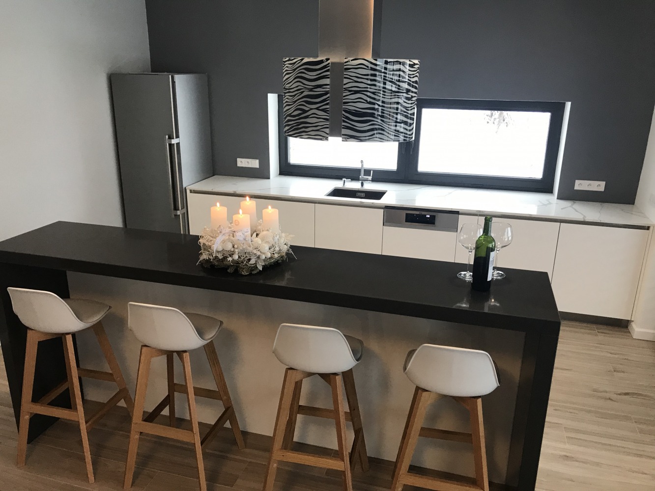 Technistone Crystal Anthracite Pure küchenarbeitsplatte aus Konglomerat nach Maß, Schwarz – Poliert