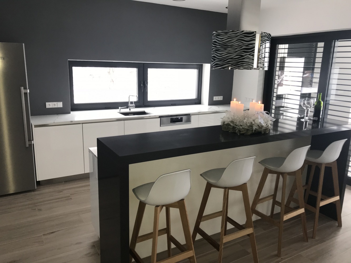 Technistone Crystal Anthracite Pure küchenarbeitsplatte aus Konglomerat nach Maß, Schwarz – Poliert