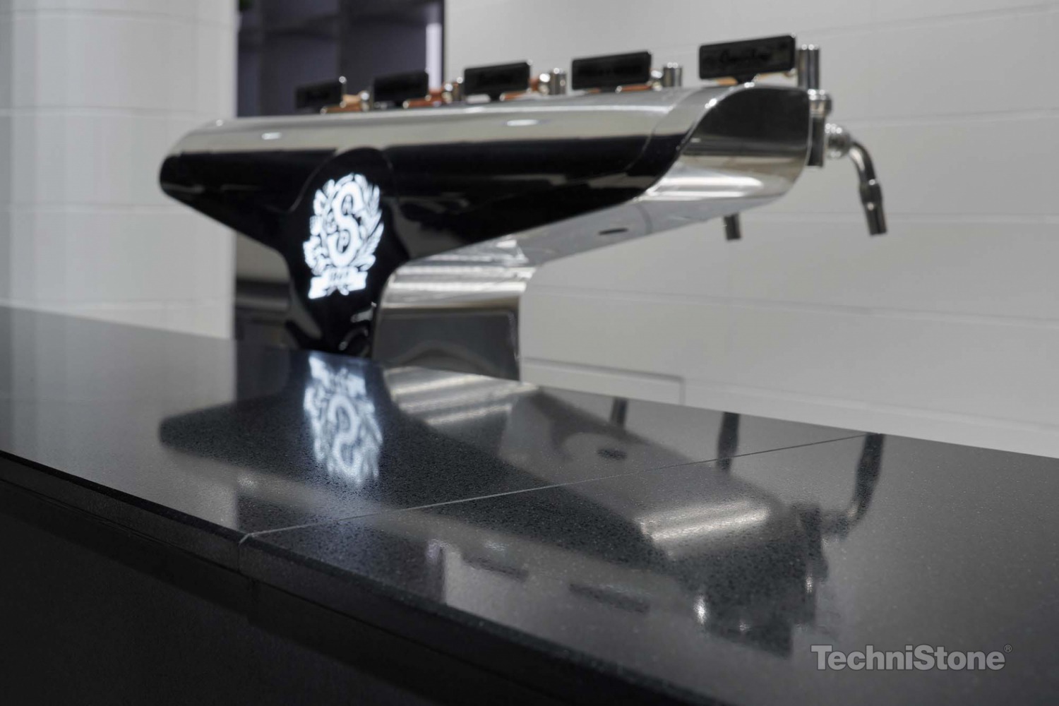 Technistone Gobi Black küchenarbeitsplatte aus Konglomerat nach Maß, Schwarz – Poliert