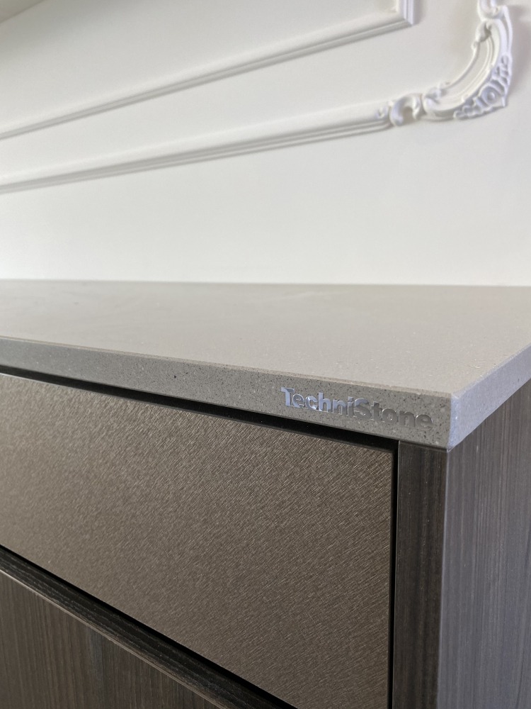 Technistone Gobi Urban küchenarbeitsplatte aus Konglomerat nach Maß, Grau – Matt