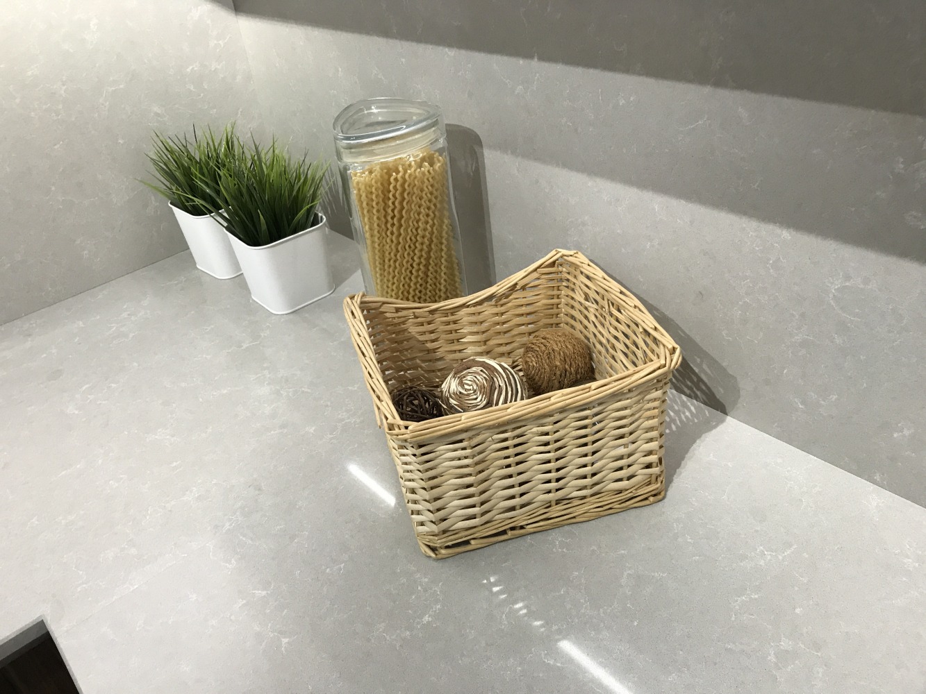 Technistone Noble Ivory White küchenarbeitsplatte aus Konglomerat nach Maß, Beige – Poliert