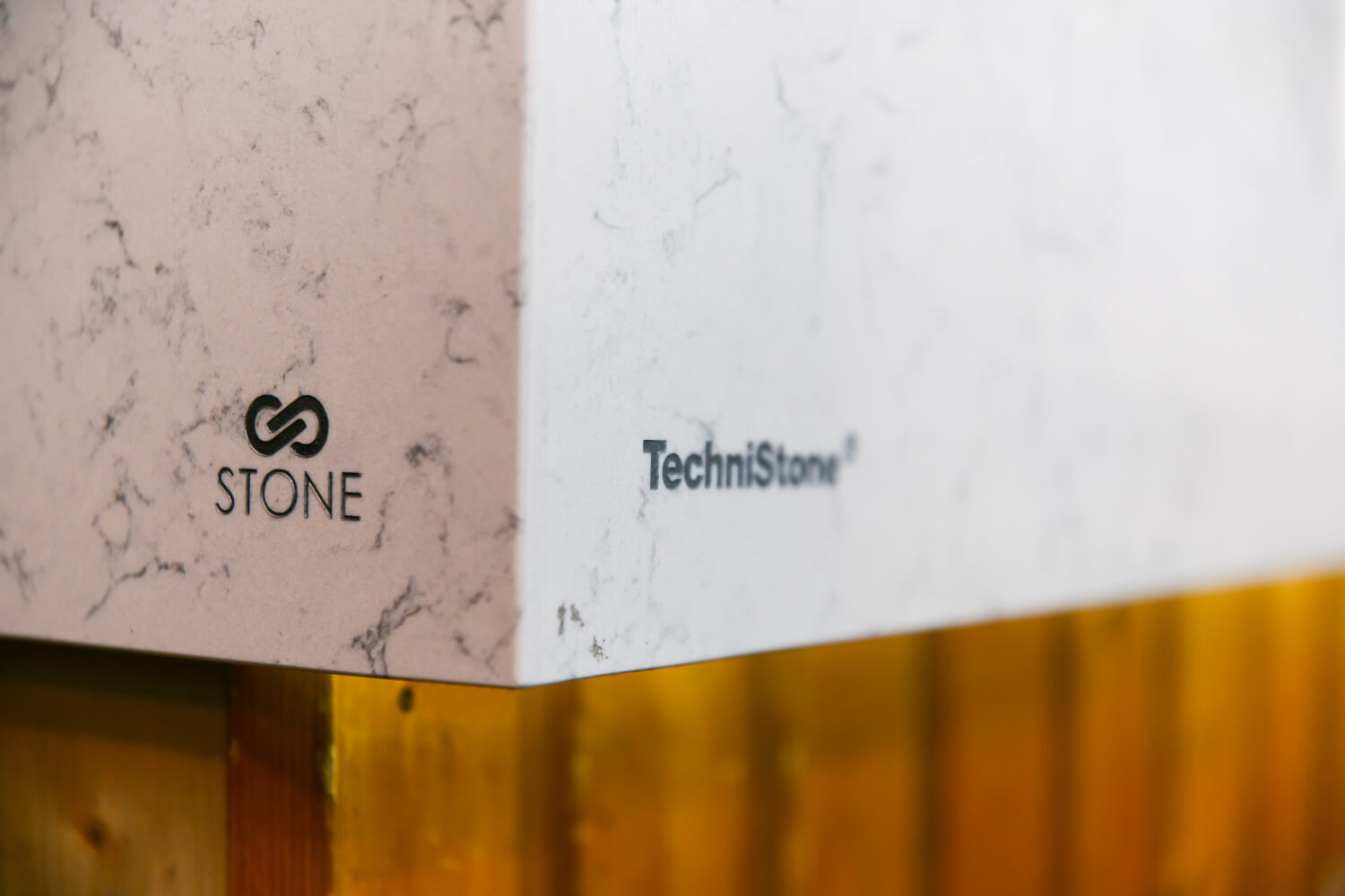 Technistone Noble Carrara küchenarbeitsplatte aus Konglomerat nach Maß, Weiß – Poliert