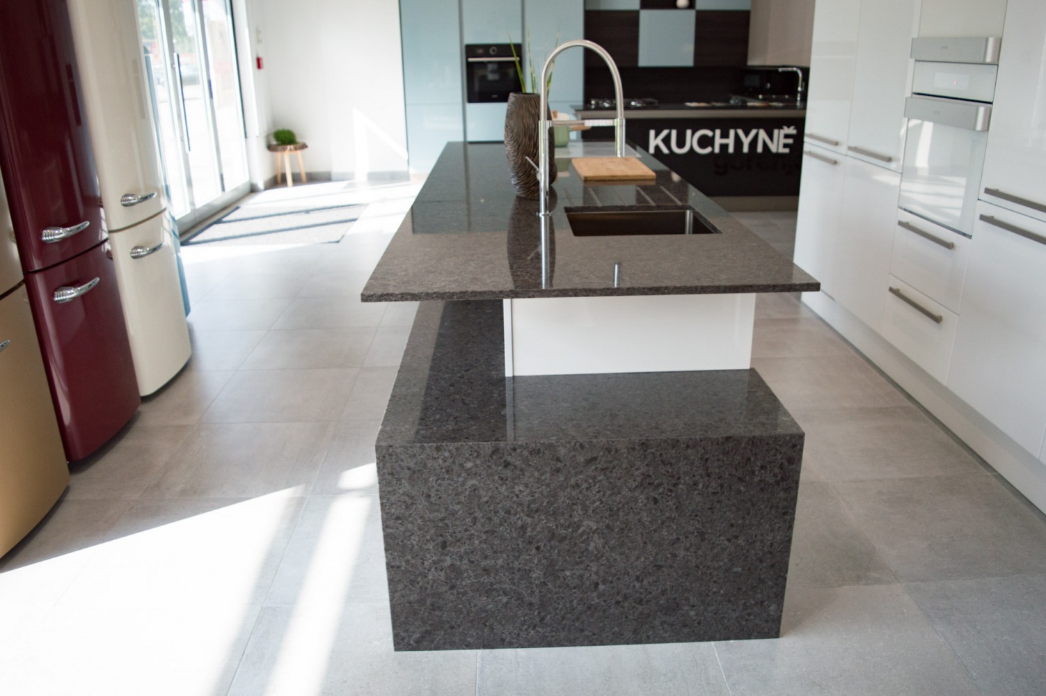 Technistone Noble Imperial Grey küchenarbeitsplatte aus Konglomerat nach Maß, Schwarz – Poliert