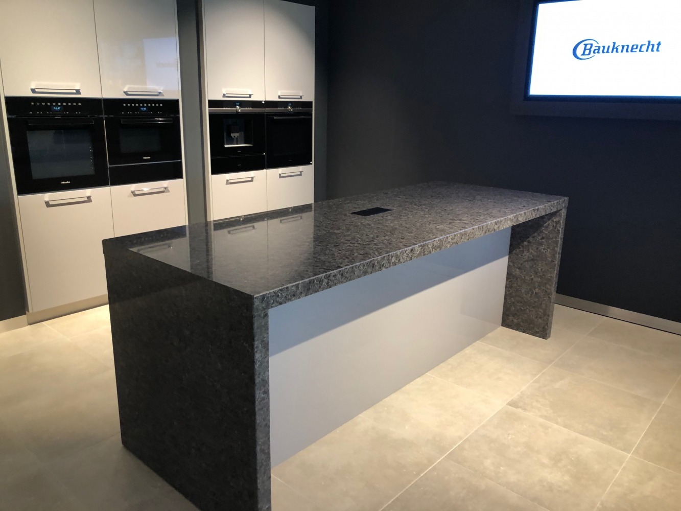Technistone Noble Imperial Grey küchenarbeitsplatte aus Konglomerat nach Maß, Schwarz – Poliert