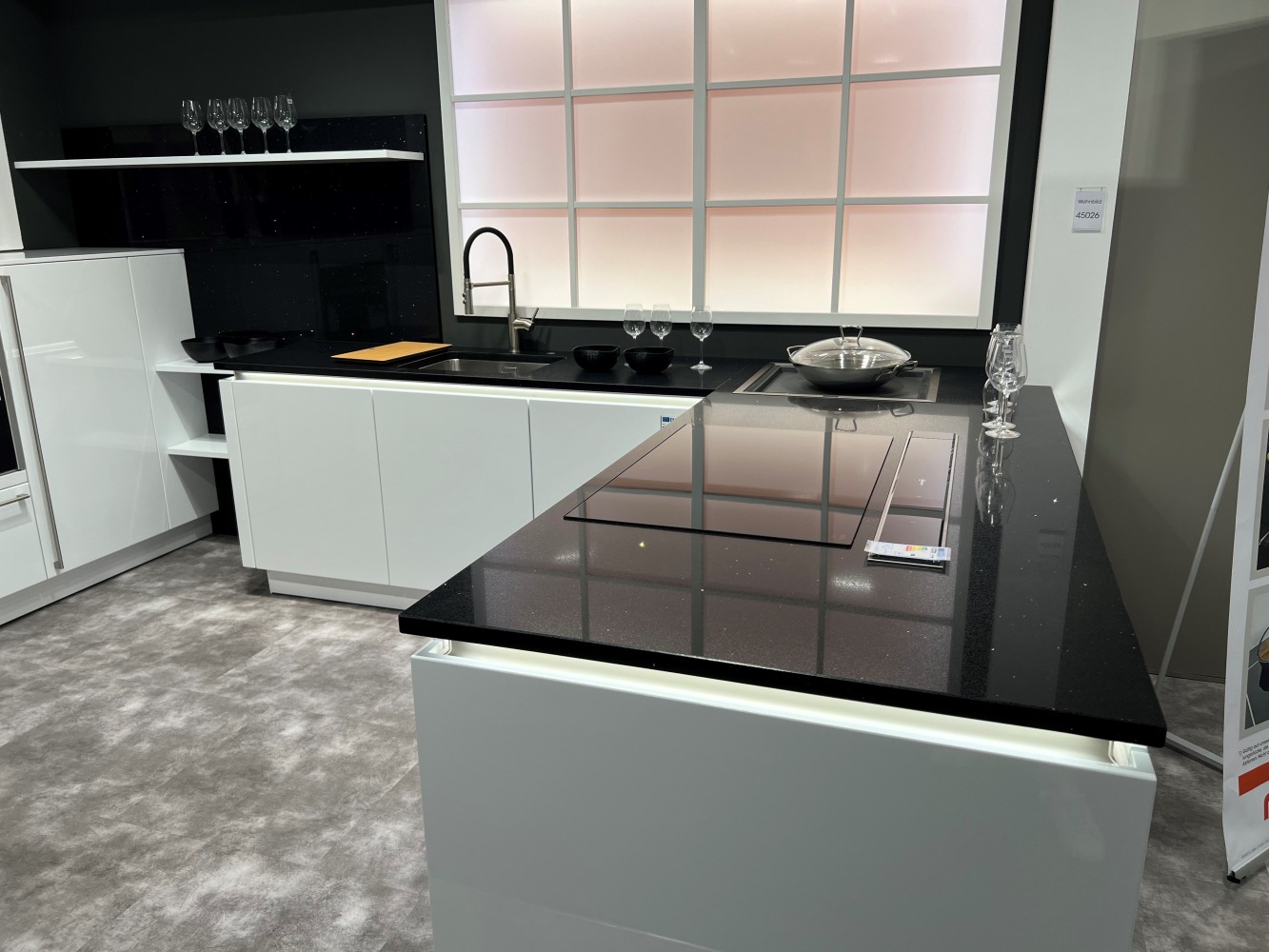 Technistone Starlight Black Küchenarbeitsplatte aus Konglomerat nach Maß, Schwarz – Poliert