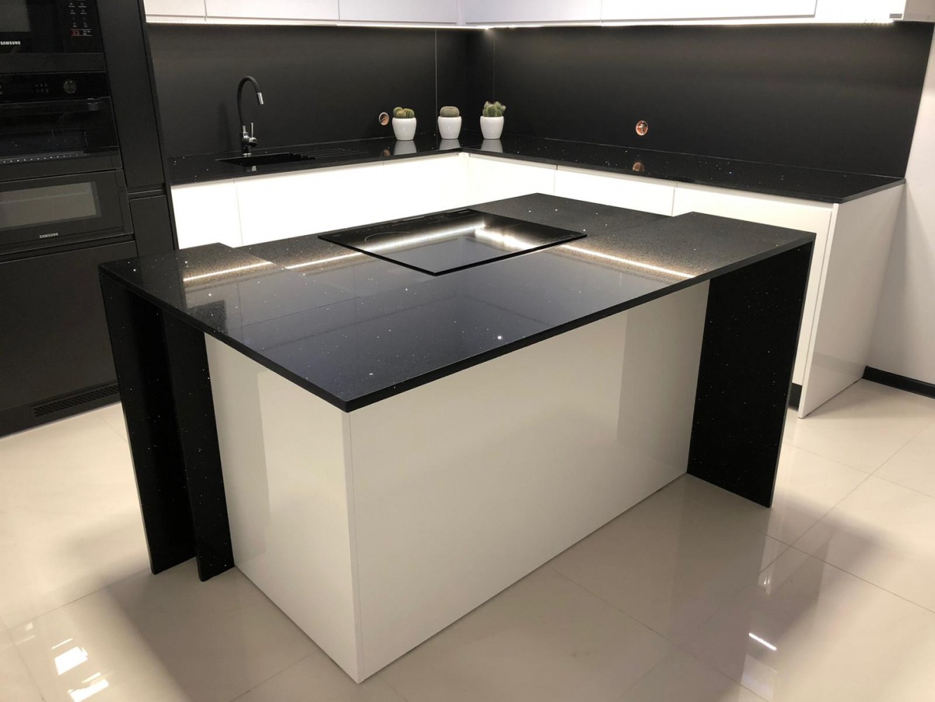 Technistone Starlight Black Küchenarbeitsplatte aus Konglomerat nach Maß, Schwarz – Poliert