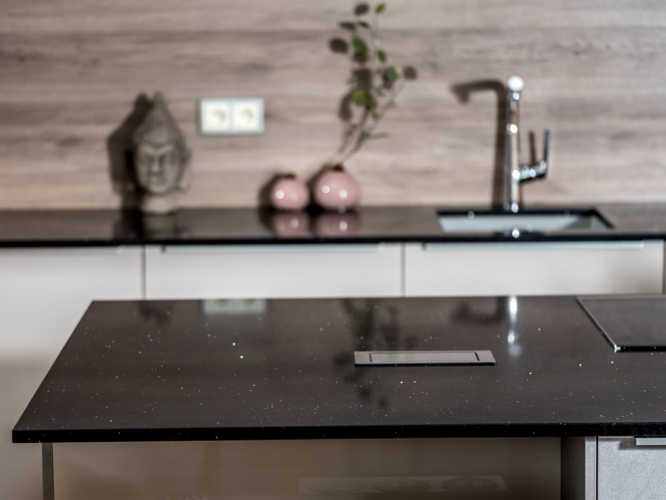 Technistone Starlight Black Küchenarbeitsplatte aus Konglomerat nach Maß, Schwarz – Poliert