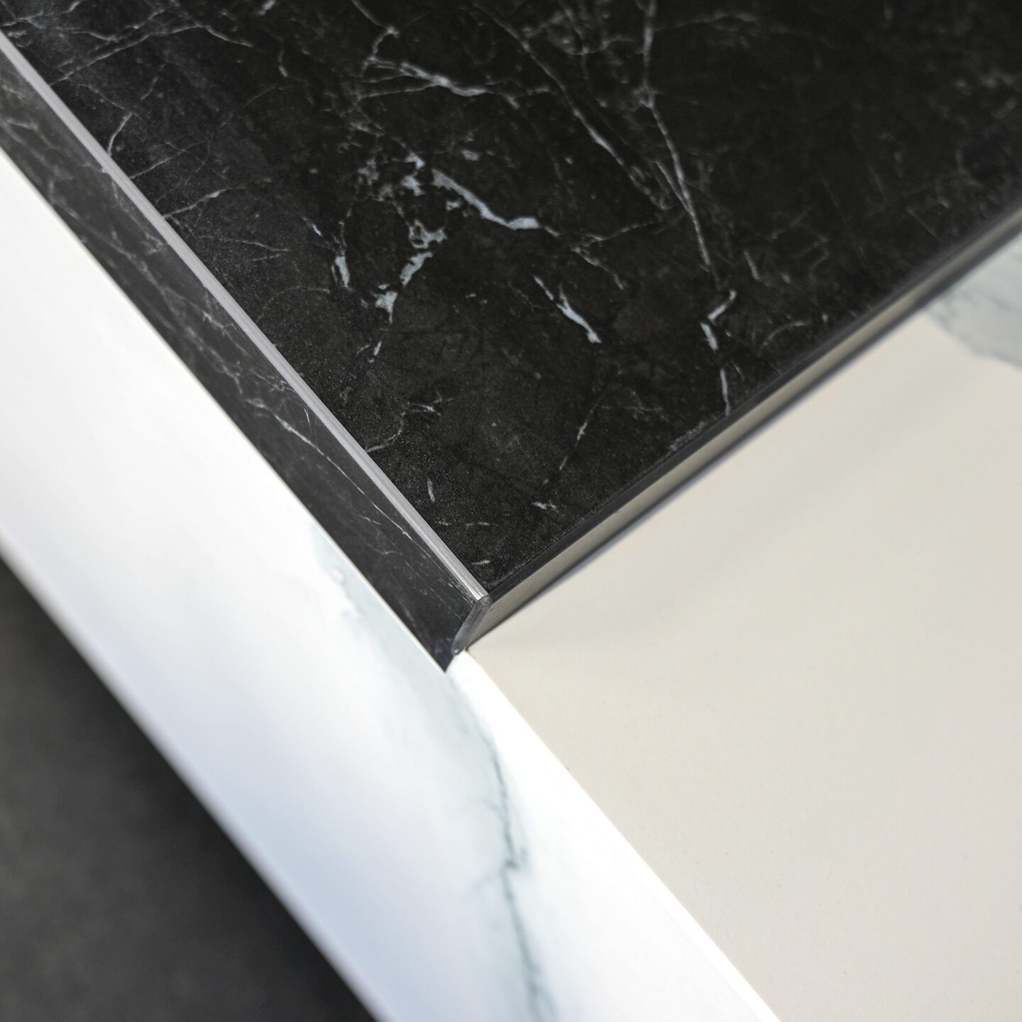 Tisch Franko Maximo aus Franko Keramik Statuario Altissimo & Nero Greco 152×91