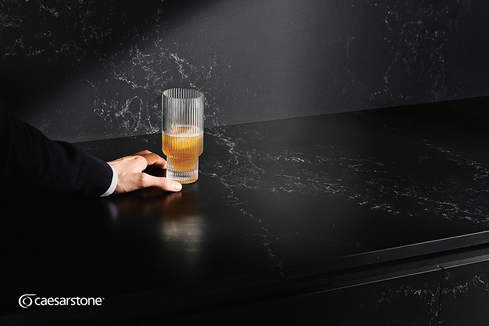 Küchenarbeitsplatte aus Konglomerat nach Maß, Schwarz – Caesarstone Empira Black - Poliert